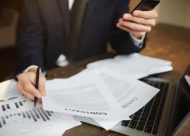 Empresario moderno analizando documentos financieros